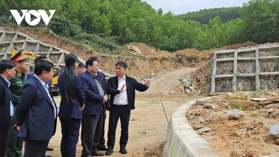 PM inspects key construction projects in Quang Ngai